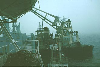 Transferring cargo to other ship