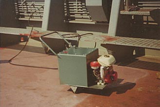 Emergency pump for operating hatch covers