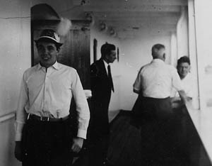 4 people on deck in Rosario