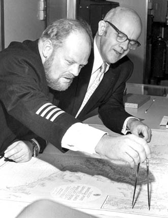 Capt Garlic demonstrating how to use the charts