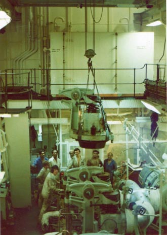 Lifting cylinder cover from engine